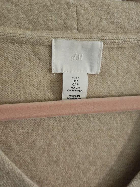 H&M Cream V-Neck Oversized Knit Sweater - Picture 3 of 6